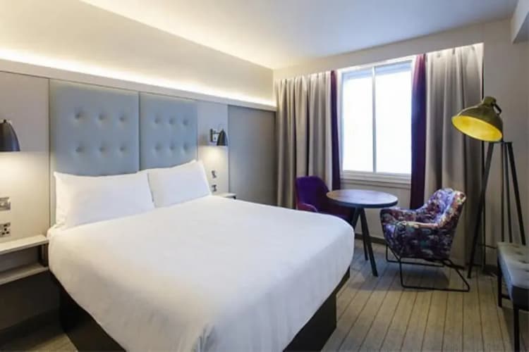 Premier Inn Swansea North 4