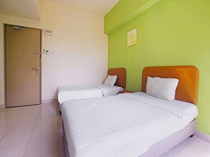 Super Oyo 90516 Hotel Night Queen Salak Tinggi 4