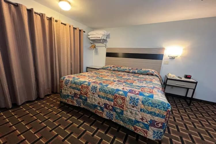 Deluxe Inn Nebraska City 3