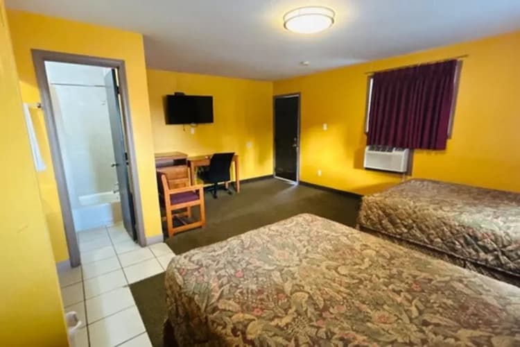 Relax Inn By OYO Sulphur Hwy 90 3