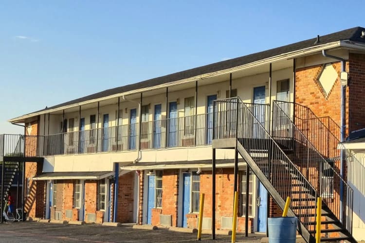 Cole Manor Motel By OYO Love Field Market Center 2