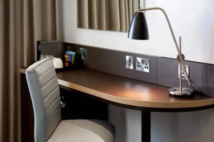 Premier Inn Leeds City Centre (Whitehall Road) 5