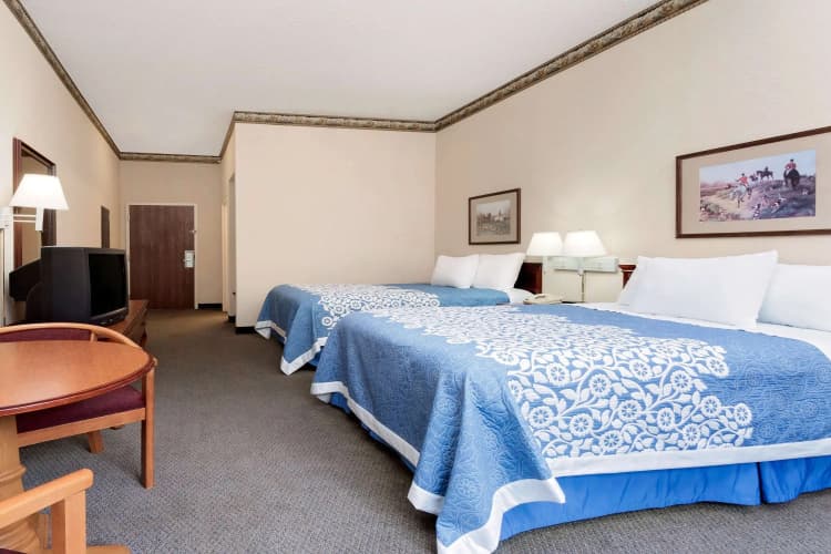 Magnuson Hotel West Liberty 4