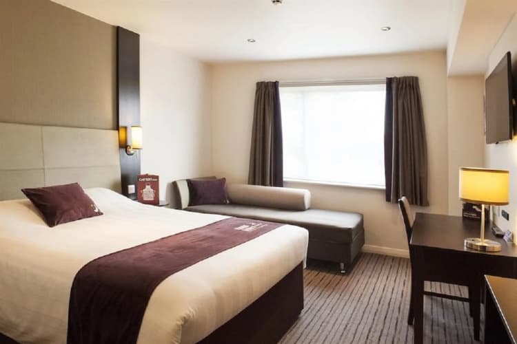 Premier Inn Woking Town Centre 4