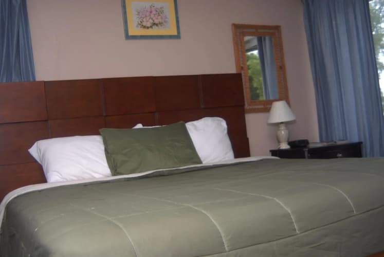 Coral Harbour Beach House & Villas 5