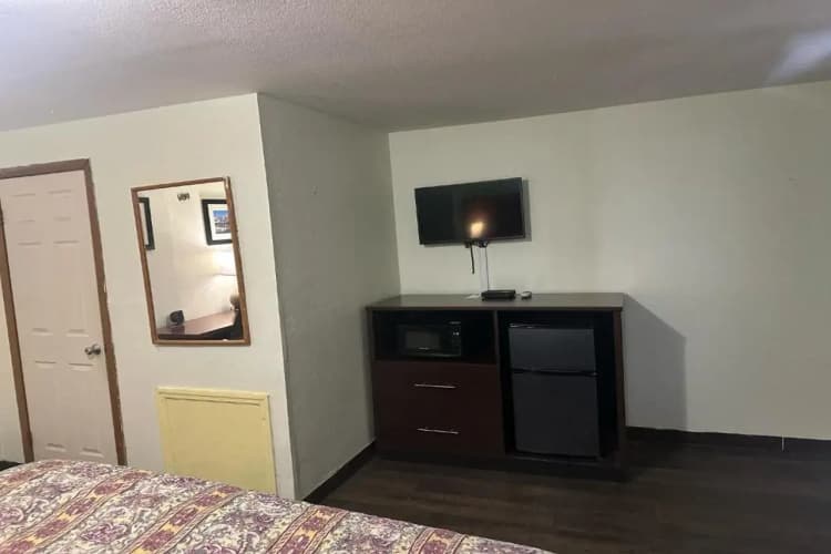 Hillcrest Motel by Oyo Aurora near Lawrenceburg 5
