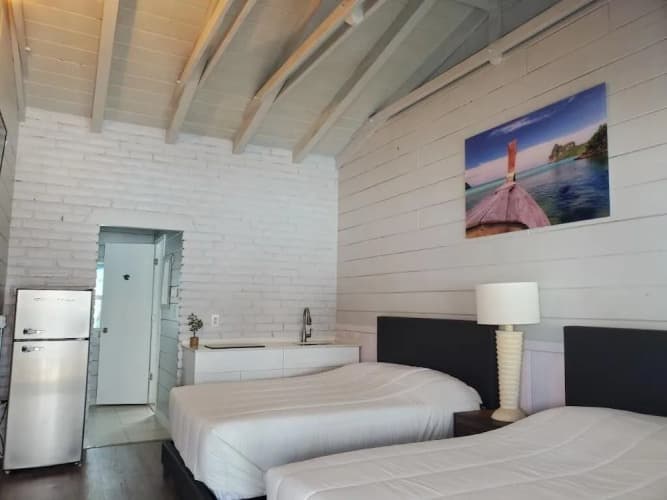 Hollywood Gardens Inn & Suites 5