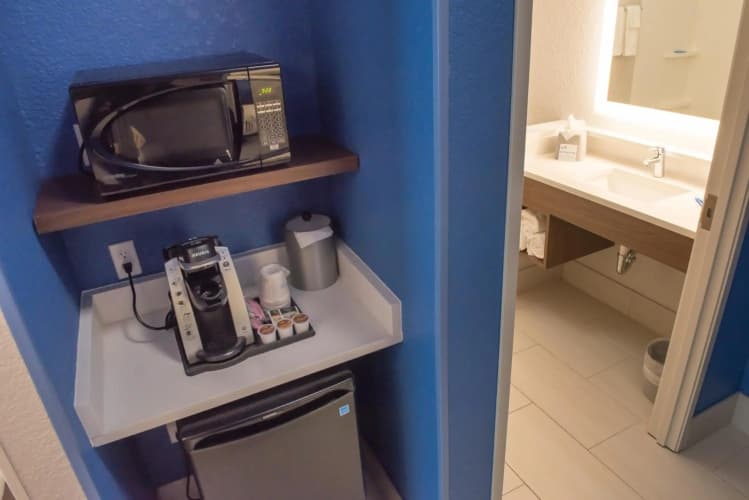 Holiday Inn Express & Suites Warsaw - E Center 4