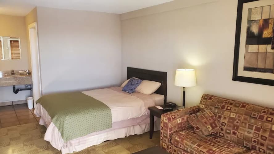 Shoreside Inn & Suites 5