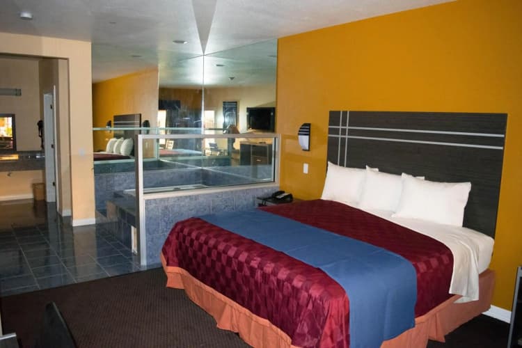 America's Inns & Suites Willowbrook 4
