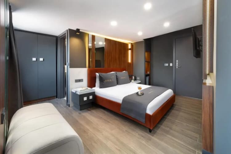 Second Suit Hotel 4