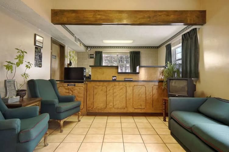 Econo Lodge 5