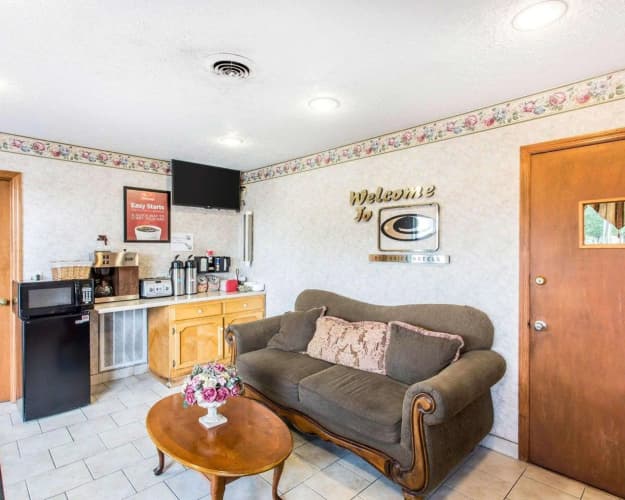 Econo Lodge North 3