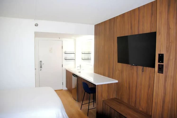 Uptown Inn by Vantaggio Suites 3