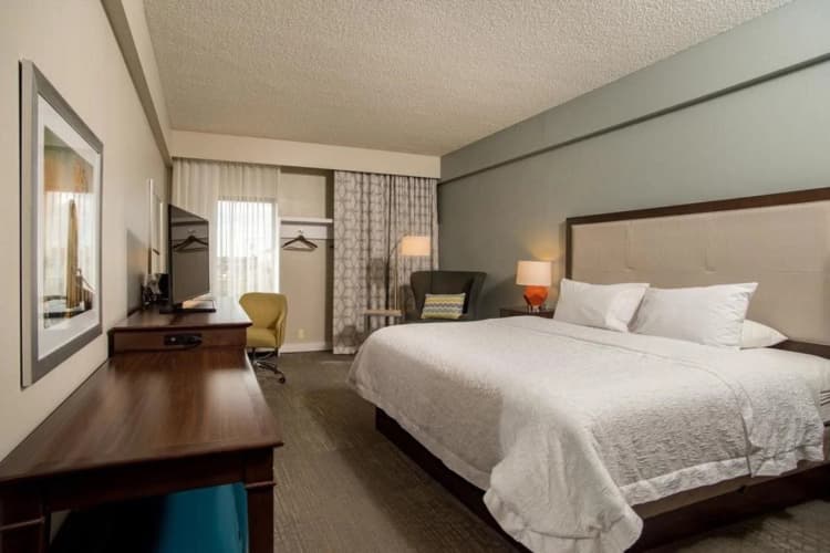 Hampton Inn Joplin 5