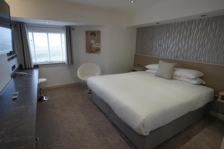 Damon's Hotel main