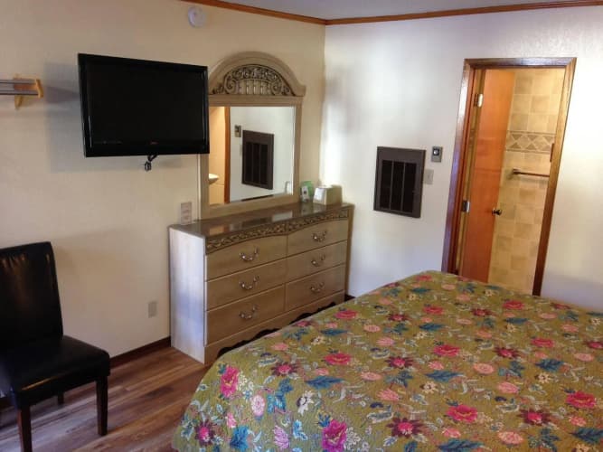Cedar Wood Inn 3