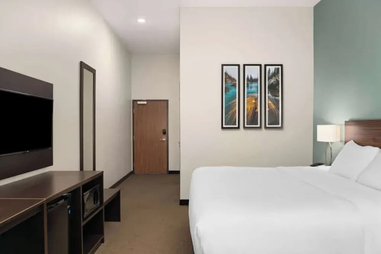 La Quinta Inn & Suites by Wyndham Wenatchee 5