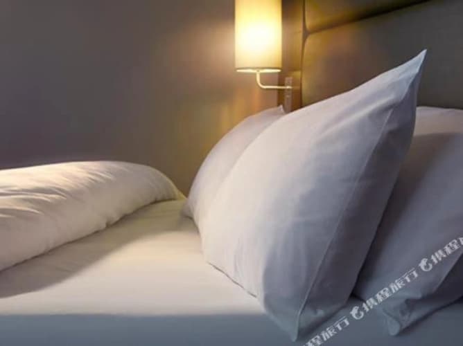 Premier Inn Huddersfield Central 5