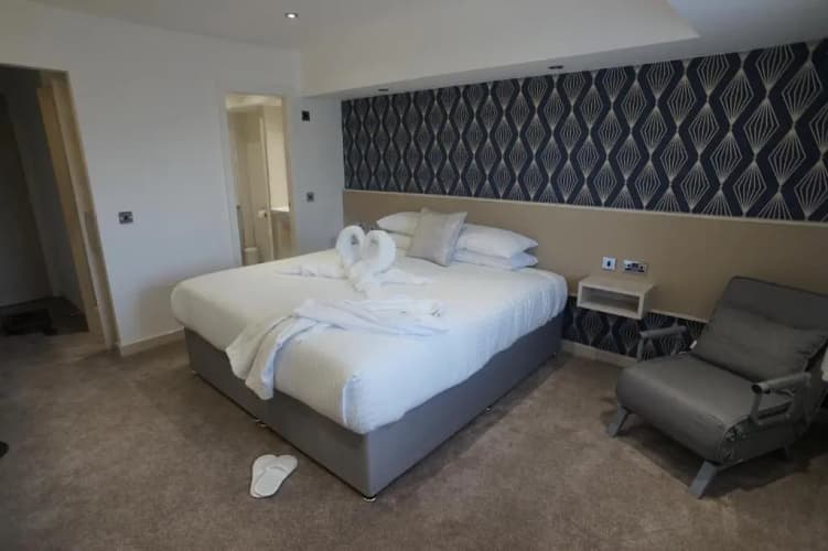 Damon's Hotel 2