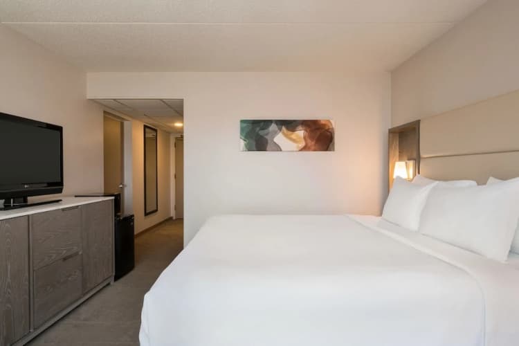 Crowne Plaza Englewood 5