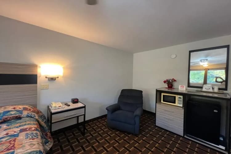 Deluxe Inn Nebraska City 4
