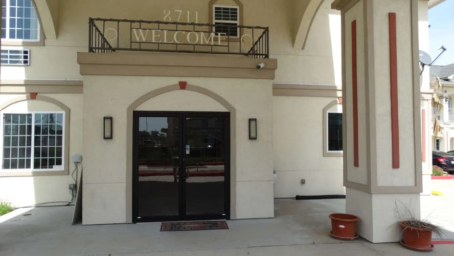 America's Inns & Suites Willowbrook 2