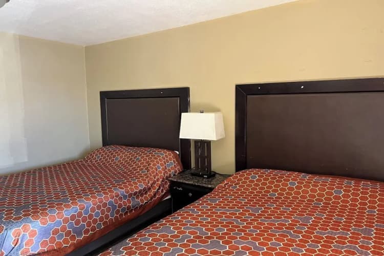 Carl's Motel 4