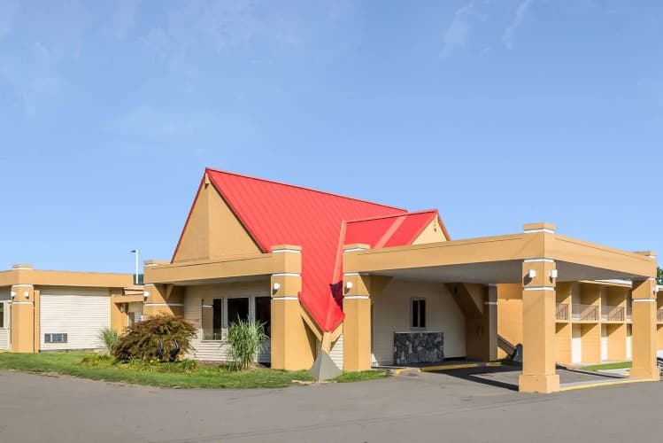 Econo Lodge Inn & Suites main