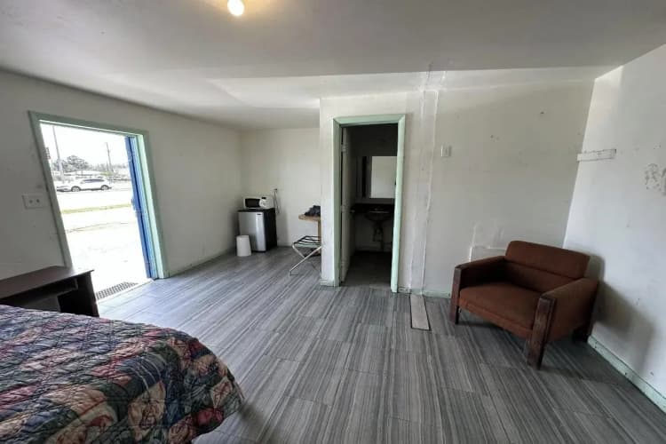 Base Motel By OYO South Tampa 4