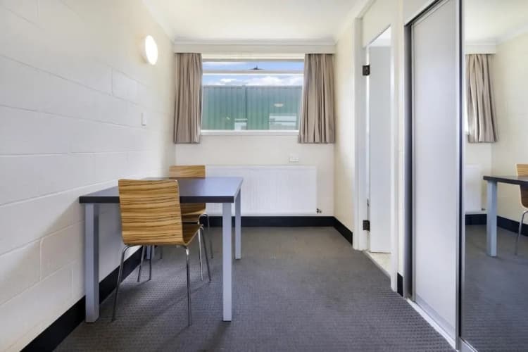 Top Of The Town Hotel Motel 4