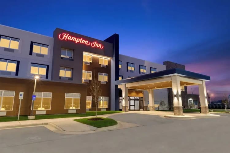 Hampton Inn Saline main