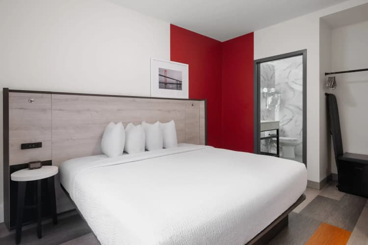 Ramada by Wyndham Brooklyn Near Flatbush 3