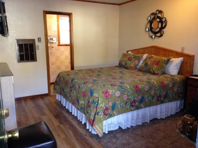 Cedar Wood Inn 4
