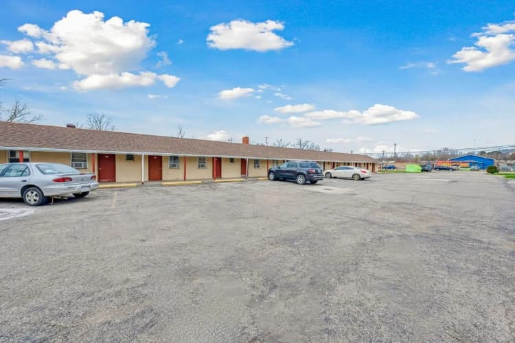 Flint Motel by OYO MI Near I-475 2