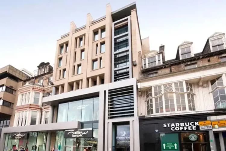 Premier Inn Edinburgh (Princes Street) 2