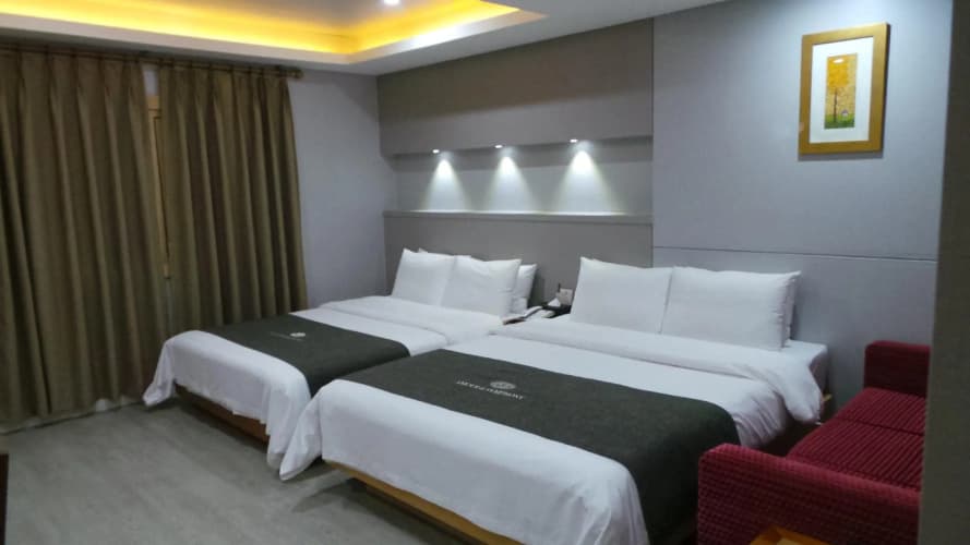 Hotel Amour & Symphony 4
