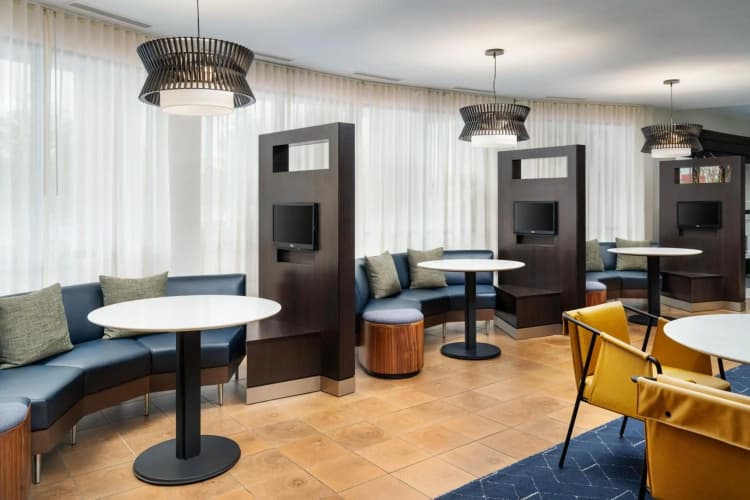 Courtyard By Marriott Kingston 5