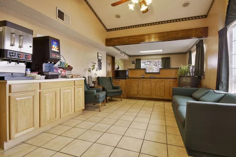 Econo Lodge 2
