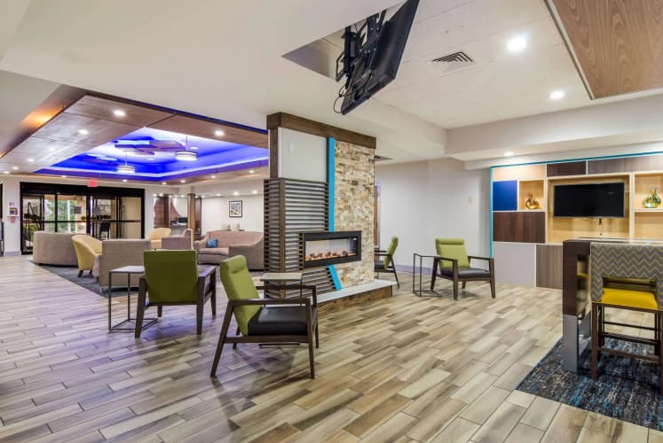 Comfort Inn & Suites 3