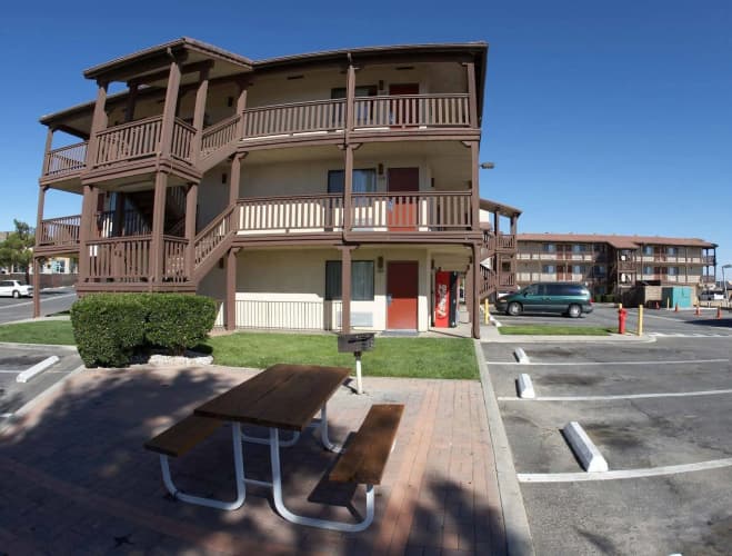 Ez 8 Motel Palmdale main