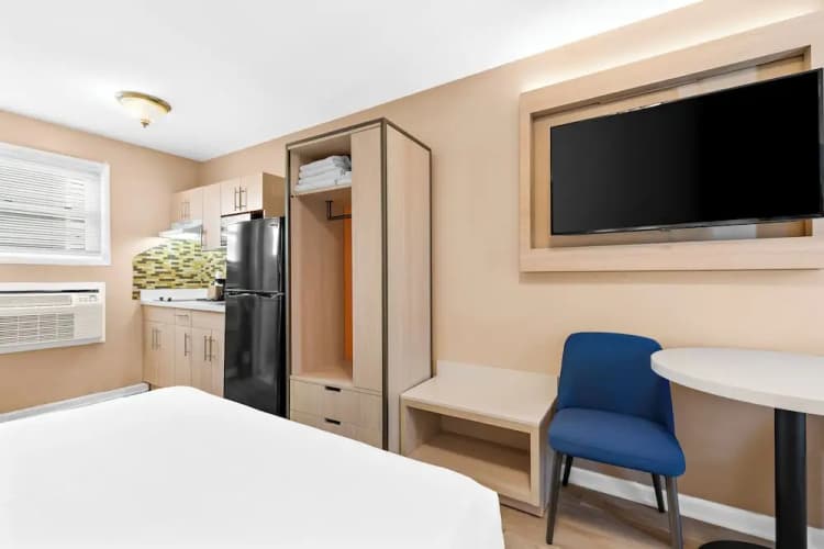 Mango Motel 5