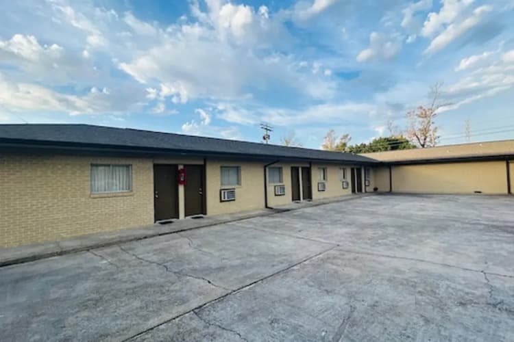 Relax Inn By OYO Sulphur Hwy 90 4