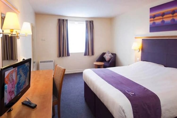 Premier Inn Swansea North 3
