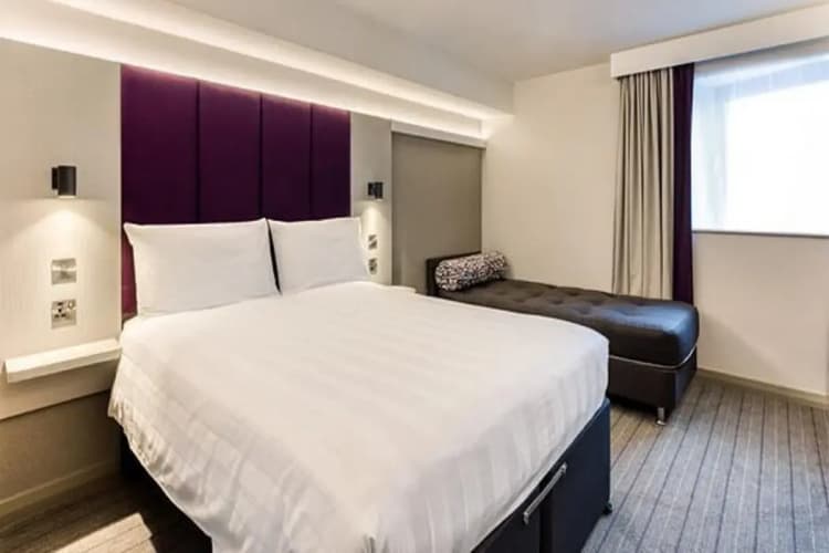 Premier Inn Swansea North 5