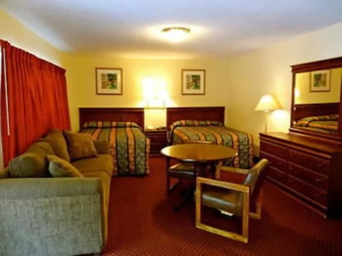 The Whispering Pines Motel Whitestone 5
