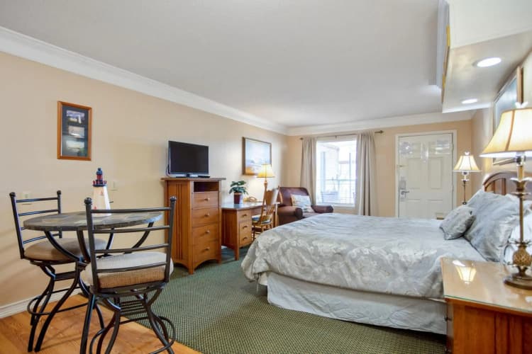 Edgewater Inn 4