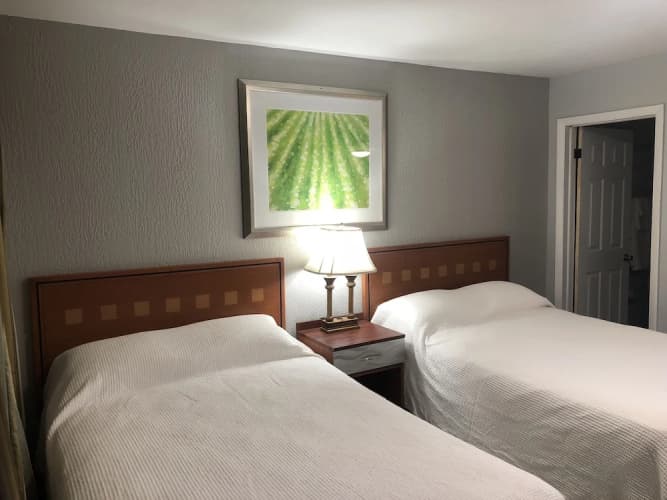 Bay Breeze Inn main