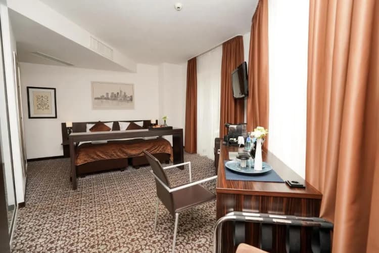 The Atrium Hotel 5