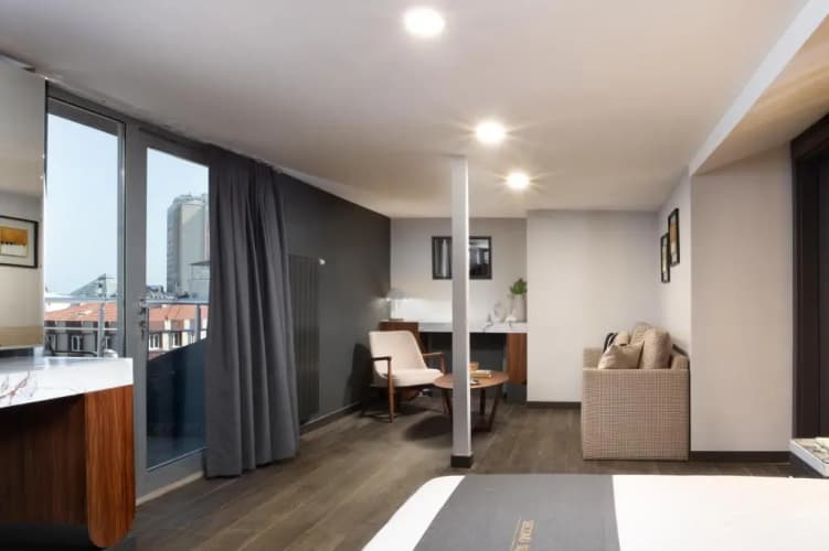 Second Suit Hotel 5